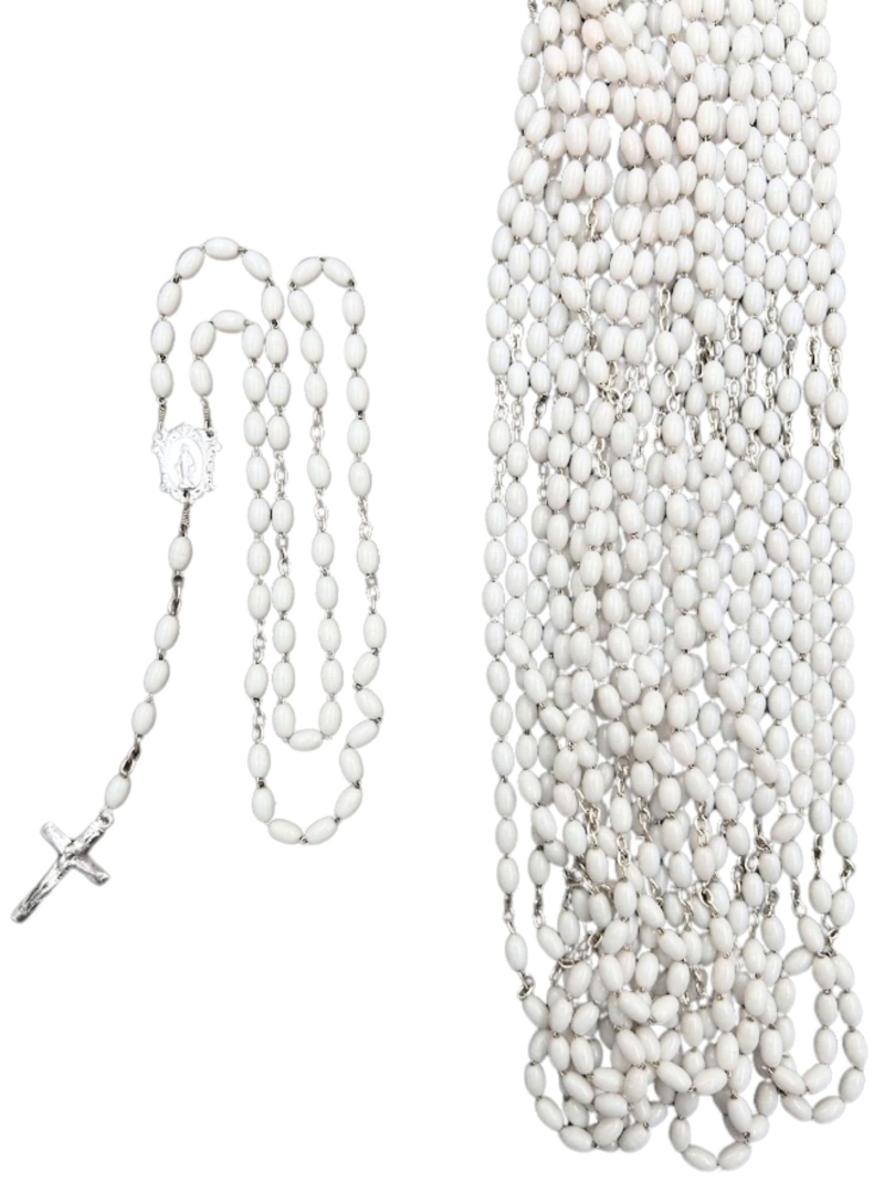 Różaniec biały 12 szt. na łańcuszku plastik z MB Niepokalaną