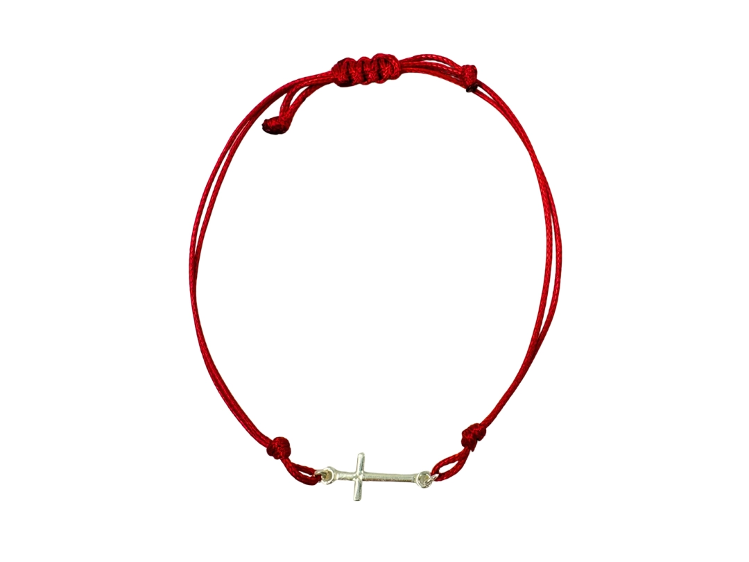 Bransoletka z krzyżykiem srebrnym na sznurku - czerwona